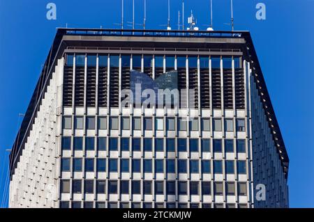 Krone des MetLife-Gebäudes (ehemals Pan am) in Midtown Manhattan, von Osten aus gesehen. Die Fassade besteht aus Betonfertigteilen. Stockfoto