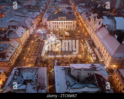 Ungarn, Gyor City, fantastischer weihnachtsmarkt in Westungarn. Der Adventmarkt der Stadt Gyor ist auch in Österreich und der Slowakei berühmt. Schöne helle Pai Stockfoto