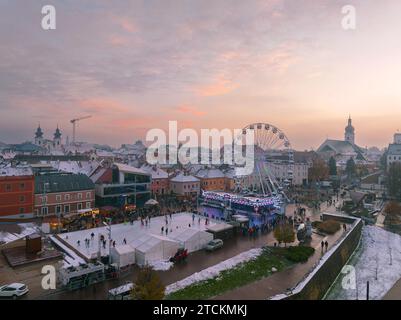 Ungarn, Gyor City, fantastischer weihnachtsmarkt in Westungarn. Der Adventmarkt der Stadt Gyor ist auch in Österreich und der Slowakei berühmt. Schöne helle Pai Stockfoto