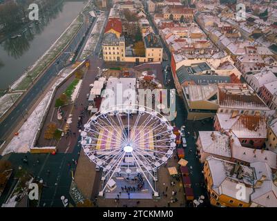 Ungarn, Gyor City, fantastischer weihnachtsmarkt in Westungarn. Der Adventmarkt der Stadt Gyor ist auch in Österreich und der Slowakei berühmt. Schöne helle Pai Stockfoto