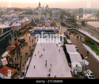 Ungarn, Gyor City, fantastischer weihnachtsmarkt in Westungarn. Der Adventmarkt der Stadt Gyor ist auch in Österreich und der Slowakei berühmt. Schöne helle Pai Stockfoto