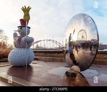 Ungarn, Gyor City, fantastischer weihnachtsmarkt in Westungarn. Der Adventmarkt der Stadt Gyor ist auch in Österreich und der Slowakei berühmt. Schöne helle Pai Stockfoto