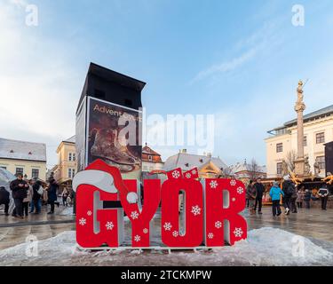 Ungarn, Gyor City, fantastischer weihnachtsmarkt in Westungarn. Der Adventmarkt der Stadt Gyor ist auch in Österreich und der Slowakei berühmt. Schöne helle Pai Stockfoto