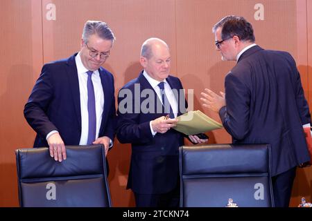 OLAF Scholz, Bundeskanzler , Wolfgang Schmidt, Bundesminister für besondere Aufgaben/Chef des Bundeskanzleramtes , Deutschland, Berlin, Bundeskanzleramt, das Bundeskabinett befasst sich in seiner 84. Sitzung am 13. Dezember 2023 unter anderem mit der Verordnung zur Anrechnung von strombasierten Kraftstoffen und mitverarbeiteten biogenen Ölen auf die Treibhausgasquote 37. BImSchV. *** Olaf Scholz, Bundeskanzler , Wolfgang Schmidt, Bundesminister für besondere Aufgaben Leiter des Bundeskanzleramtes, Deutschland, Berlin, Bundeskanzleramt, auf seiner 84. Sitzung am 13. Dezember 2023, der Bundeskanzler Stockfoto