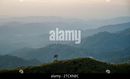 Sonnenschein und Lust auf Sonnenlicht am nächtlichen trüben Himmel. Panoramablick auf den Berg Thailand, friedlich. Klima-, Umwelt- und Reisekonzeptszene. Stockfoto