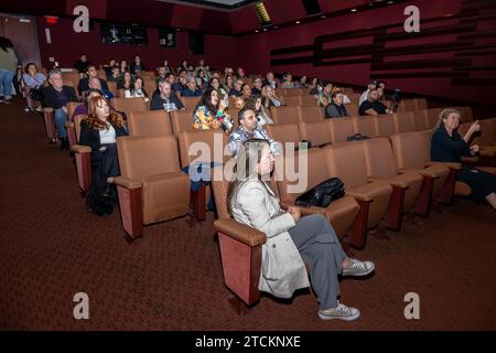 Los Angeles, USA. Dezember 2023. Publikum besucht DEN SCHATTEN DER SONNE, moderiert von Troy Kotsur, Venezuelas Oscar-Eintrag für beste internationale Sendung im Crescent Screening Room, Los Angeles, CA 12. Dezember 2023 Credit: Eugene Powers/Alamy Live News Stockfoto