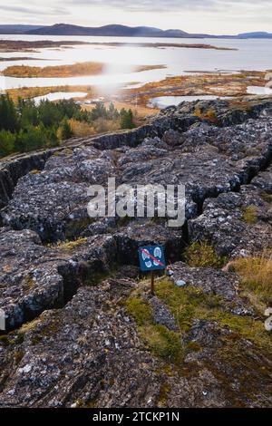 Island, Golden Circle, Thingvellir Nationalpark in Herbstfarben. Der mittelatlantische Graben zwischen den nordamerikanischen und eurasischen tektonischen Platten. Der Thingvallavtr-See, der größte See Islands auf dem Reykjares-Rücken. Risse im Vordergrund. Stockfoto