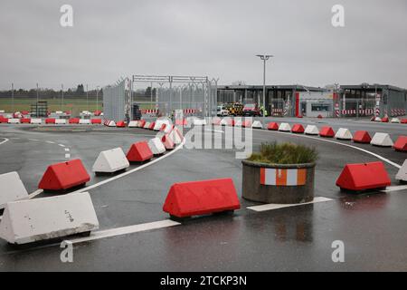 Hamburg, Deutschland. Dezember 2023. Betonbarrieren sichern den Zugang zum Flugplatz am Nordtor des Hamburger Flughafens. Während einer Geiselnahme am Flughafen Hamburg am 4. November 2023 fuhr ein Mann mit dem Auto auf das Flughafenvorfeld. Quelle: Christian Charisius/dpa/Alamy Live News Stockfoto