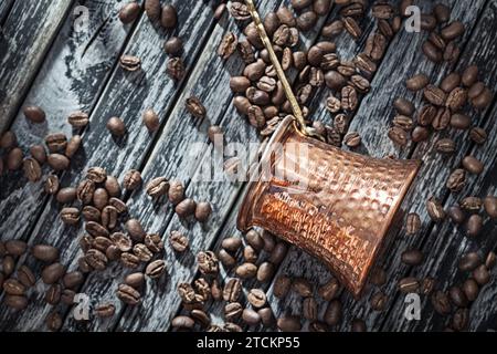 Türkische Kaffeekanne Auf Vintage Holz Stockfoto