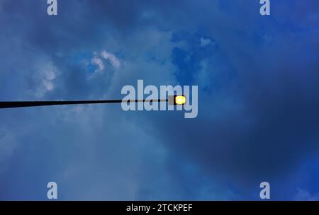 Tiefwinkelansicht der Straßenlaterne bei bewölktem Himmel Stockfoto