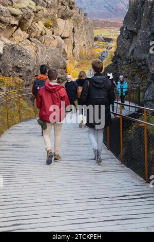 Island, Golden Circle, Thingvellir Nationalpark in Herbstfarben. Der Mittelatlantische Graben zwischen der nordamerikanischen und der eurasischen Platte. Die Almannagja-Schlucht markiert den Rand der nordamerikanischen tektonischen Platte mit Besichtigungstouren. Stockfoto