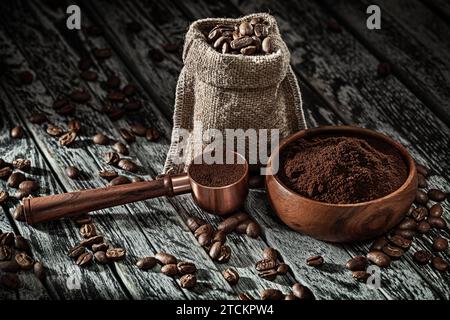 Kaffeebohnen im Sackbeutel und Kaffee im Messlöffel gemahlen Stockfoto