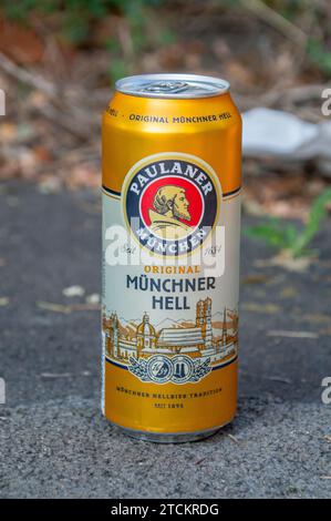 Hanau, Deutschland - 24. Juni 2023: Dose von Paulaner München Original Münchner Höllenbier. Stockfoto