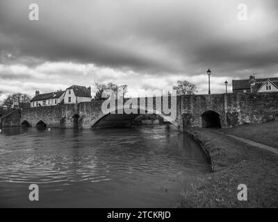 Black and White Landscape of Abingdon Bridge , Überquerung der Themse mit Sturmwolken, Abingdon-on-Thames, Oxfordshire, England, Vereinigtes Königreich, GB Stockfoto