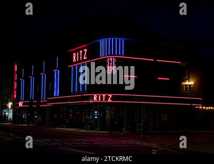 Old Ritz Cinema and Theatre beleuchtet bei Nacht, High Street, Lincoln City, Lincolnshire, England, UK Stockfoto