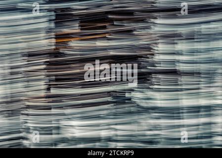 Atmosphärischer Wald, abstrakte Strukturen, Wischeffekt, Glühbirnenbelichtung Stockfoto