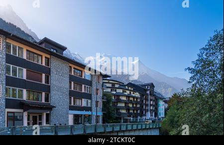 Das Mont Blanc-Massiv, von einer Straße in Chamonix, Haute Savoie, Frankreich Stockfoto