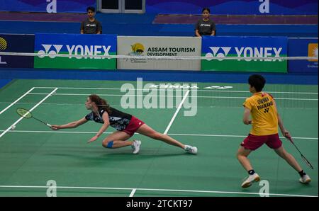 Lalinrat Chaiwan aus Thailand (gelb) tritt gegen Line Christophersen aus Dänemark im Finale des Yonex-Sunrise Guwahati Masters 2023 Super 100 Damen-Einzel-Badmintonturniers im Sarju Sarai Indoor Sports Complex an. Lalinrat Chaiwan gewann 21:14, 17:21,21:16. Stockfoto