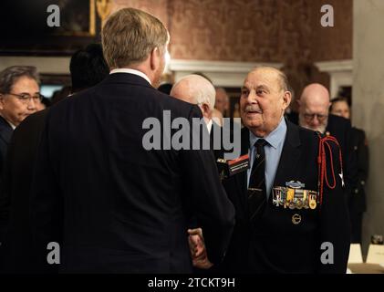 AMSTERDAM: König Willem-Alexander und südkoreanischer Präsident Yoon Suk Yeol im Gespräch mit niederländischen Veteranen des Koreakrieges. Der südkoreanische Präsident ist zu einem zweitägigen Besuch in den Niederlanden. ANP EVA PLEVIER niederlande Out - belgien Out Stockfoto