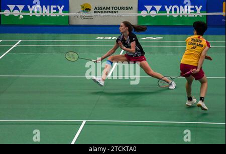 Lalinrat Chaiwan aus Thailand (gelb) tritt gegen Line Christophersen aus Dänemark im Finale des Yonex-Sunrise Guwahati Masters 2023 Super 100 Damen-Einzel-Badmintonturniers im Sarju Sarai Indoor Sports Complex an. Lalinrat Chaiwan gewann 21:14, 17:21,21:16. Stockfoto