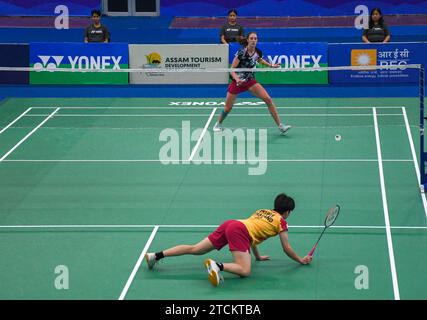 Lalinrat Chaiwan aus Thailand (gelb) tritt gegen Line Christophersen aus Dänemark im Finale des Yonex-Sunrise Guwahati Masters 2023 Super 100 Damen-Einzel-Badmintonturniers im Sarju Sarai Indoor Sports Complex an. Lalinrat Chaiwan gewann 21:14, 17:21,21:16. Stockfoto