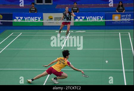 Lalinrat Chaiwan aus Thailand (gelb) tritt gegen Line Christophersen aus Dänemark im Finale des Yonex-Sunrise Guwahati Masters 2023 Super 100 Damen-Einzel-Badmintonturniers im Sarju Sarai Indoor Sports Complex an. Lalinrat Chaiwan gewann 21:14, 17:21,21:16. Stockfoto