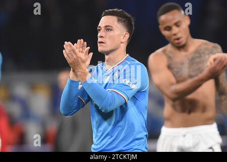 Giacomo Raspadori vom SSC Napoli lobt die Fans zum Ende des UEFA Champions League-Spiels zwischen SSC Napoli und SC Braga am 12. Dezember 2023 im Stadio Diego Armando Maradona Neapel. Franco Romano/Alamy Live News Stockfoto