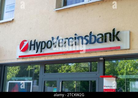 Hanau, Deutschland - 25. Juni 2023: Logo und Zeichen der HypoVereinsbank. Stockfoto