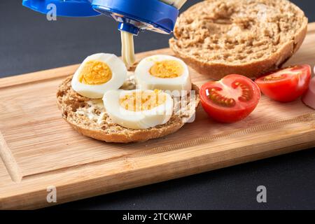 Saftiges Sandwich mit hausgemachter Mayo Stockfoto