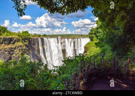 MOSI-OA-Tunya Wasserfall alias Victoria Falls, Blick von der Simbabwe Seite bei niedrigen Wasserständen, Dezember 2018. Stockfoto