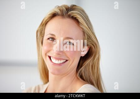 Porträt, reife Frau und Lächeln zu Hause, um sich für eine Pause, Ruhe und selbstbewusste Persönlichkeit in Neuseeland zu entspannen. Gesicht, glückliche und schöne Dame in Stockfoto