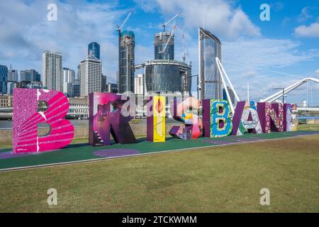 Brisbane, Australien - 4. September 2023: Big Brisbane Schild in den South Bank Parklands mit zentralem Geschäftsviertel im Hintergrund. Stockfoto