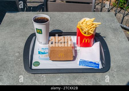 Hanau, Deutschland - 25. Juni 2023: McDonald's Menü mit McCrispy, Coca-Cola und Pommes Frites mit Mayonnaise. Stockfoto