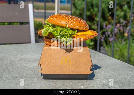 Hanau, Deutschland - 25. Juni 2023: McDonald's McCrispy Burger. Stockfoto