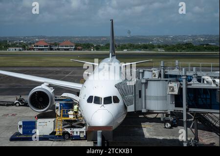 25.07.2023, Denpasar, Bali, Indonesien, Asien - ein Passagierflugzeug der Singapore Airlines vom Typ Boeing 787-10 Dreamliner parkt auf dem internationalen Flughafen I Gusti Ngurah Rai an einem Gate. Singapore Airlines ist Mitglied der Star Alliance Luftfahrtallianz, einem internationalen Netzwerk von Fluggesellschaften. *** 25 07 2023, Denpasar, Bali, Indonesien, Asien A Singapore Airlines Boeing 787 10 Dreamliner Passagierflugzeuge parken an einem Gate am I Gusti Ngurah Rai International Airport Singapore Airlines ist Mitglied der Star Alliance Airline Alliance, einem internationalen Netz von Flugzeugen Stockfoto