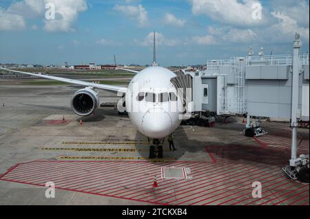 16.07.2023, Singapur, Republik Singapur, Asien - ein Passagierflugzeug der Singapore Airlines vom Typ Boeing 787-10 Dreamliner mit der Registrierung 9V-SCA parkt am Gate auf dem Flughafen Singapur-Changi. Singapore Airlines ist Mitglied der Star Alliance Luftfahrtallianz, einem internationalen Netzwerk von Fluggesellschaften. *** 16 07 2023, Singapur, Republik Singapur, Asien Ein Passagierflugzeug der Singapore Airlines Boeing 787 10 Dreamliner mit der Registrierung 9V SCA parkt am Flugsteig des Singapore Changi Airport Singapore Airlines ist Mitglied der Star Alliance Airline Alliance, einer internationalen Allianz Stockfoto