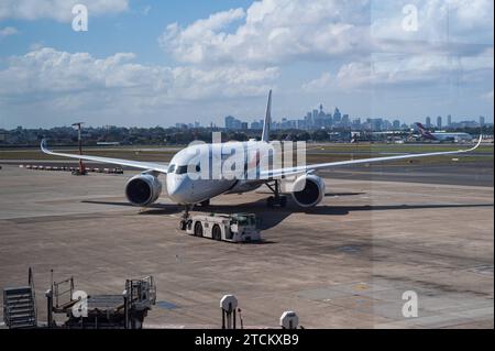 23.09.2018, Sydney, New South Wales, Australien - ein Airbus A350-900 Passagierflugzeug der Malaysia Airlines mit der Registrierung 9M-MAB beim Pushback auf dem Vorfeld des internationalen Flughafens Kingsford Smith mit der Skyline in der Ferne. MAS ist Mitglied der oneworld Luftfahrtallianz, einem internationalen Netzwerk von Fluggesellschaften. *** 23 09 2018, Sydney, New South Wales, Australien Ein Passagierflugzeug des Typs Malaysia Airlines Airbus A350 900 registrierte 9M MAB während des Pushback auf dem Vorfeld am Kingsford Smith International Airport mit der Skyline in der Entfernung MAS ist Mitglied des ON Stockfoto