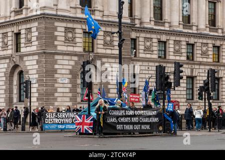 Westminster, London UK, 13. Dezember 2024. Steve Bray, der britische Aktivist bei seiner wöchentlichen Demonstration in Westminster gegen den Brexit und die Konservative Partei. Er setzt sich dafür ein, der EU wieder beizutreten und die „Tories Lügner aus der Regierung zu holen“. Quelle: Rena Pearl/Alamy Live News Stockfoto