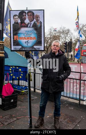 Westminster, London UK, 13. Dezember 2024. Steve Bray, der britische Aktivist bei seiner wöchentlichen Demonstration in Westminster gegen den Brexit und die Konservative Partei. Er setzt sich dafür ein, der EU wieder beizutreten und die „Tories Lügner aus der Regierung zu holen“. Quelle: Rena Pearl/Alamy Live News Stockfoto