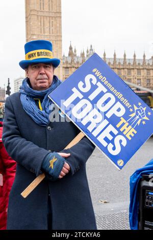 Westminster, London UK, 13. Dezember 2024. Steve Bray, der britische Aktivist bei seiner wöchentlichen Demonstration in Westminster gegen den Brexit und die Konservative Partei. Er setzt sich dafür ein, der EU wieder beizutreten und die „Tories Lügner aus der Regierung zu holen“. Quelle: Rena Pearl/Alamy Live News Stockfoto