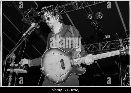 MARK LINKOUS, SPARKLEHORSE, 1999: Mark Linkous (1962–2010) von Sparklehorse beim Reading Festival, England, Großbritannien am 29. August 1999. Sparklehorse tourte mit ihrem 1998 veröffentlichten 2. Album Good Morning Spider. Dies war Teil von Marks Rückkehr zum Live-Auftritt, nachdem er nach seinem Herzinfarkt 1996 Zeit im Rollstuhl verbracht hatte. Foto: Rob Watkins Stockfoto