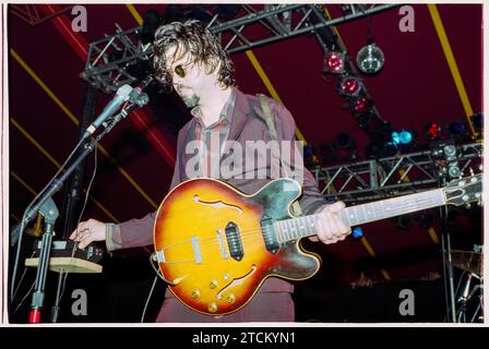 MARK LINKOUS, SPARKLEHORSE, 1999: Mark Linkous (1962–2010) von Sparklehorse beim Reading Festival, England, Großbritannien am 29. August 1999. Sparklehorse tourte mit ihrem 1998 veröffentlichten 2. Album Good Morning Spider. Dies war Teil von Marks Rückkehr zum Live-Auftritt, nachdem er nach seinem Herzinfarkt 1996 Zeit im Rollstuhl verbracht hatte. Foto: Rob Watkins Stockfoto