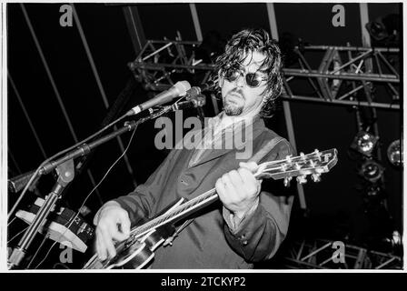 MARK LINKOUS, SPARKLEHORSE, 1999: Mark Linkous (1962–2010) von Sparklehorse beim Reading Festival, England, Großbritannien am 29. August 1999. Sparklehorse tourte mit ihrem 1998 veröffentlichten 2. Album Good Morning Spider. Dies war Teil von Marks Rückkehr zum Live-Auftritt, nachdem er nach seinem Herzinfarkt 1996 Zeit im Rollstuhl verbracht hatte. Foto: Rob Watkins Stockfoto