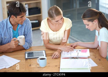 Geschäftsleute, Besprechungen und Dokumente für Terminplanung, Planung und Projektworkflow mit Manager oder Teamwork. Gruppe oder Team mit Akten, Unterlagen und Stockfoto