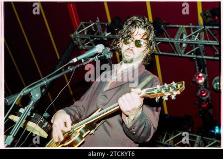 MARK LINKOUS, SPARKLEHORSE, 1999: Mark Linkous (1962–2010) von Sparklehorse beim Reading Festival, England, Großbritannien am 29. August 1999. Sparklehorse tourte mit ihrem 1998 veröffentlichten 2. Album Good Morning Spider. Dies war Teil von Marks Rückkehr zum Live-Auftritt, nachdem er nach seinem Herzinfarkt 1996 Zeit im Rollstuhl verbracht hatte. Foto: Rob Watkins Stockfoto