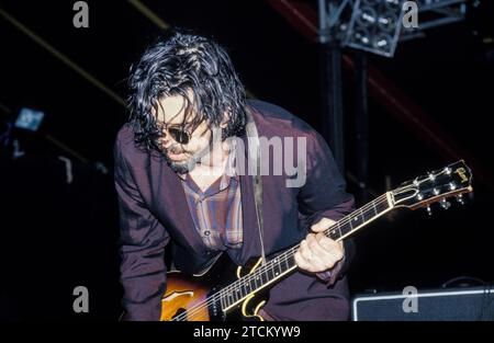 MARK LINKOUS, SPARKLEHORSE, 1999: Mark Linkous (1962–2010) von Sparklehorse beim Reading Festival, England, Großbritannien am 29. August 1999. Sparklehorse tourte mit ihrem 1998 veröffentlichten 2. Album Good Morning Spider. Dies war Teil von Marks Rückkehr zum Live-Auftritt, nachdem er nach seinem Herzinfarkt 1996 Zeit im Rollstuhl verbracht hatte. Foto: Rob Watkins Stockfoto