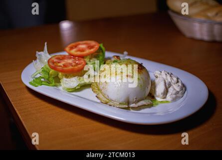 AUS NÄCHSTER NÄHE EINE TINTENFISCHRATION MIT MAYONNAISE UND BEILAGEN Stockfoto