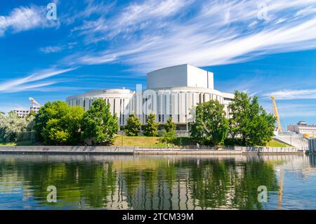 Bydgoszcz, Polen - 9. Juli 2023: Opera Nova - Modernistisches Musiktheater der kujawisch-pommerschen Philharmonie am Ufer der Brda. Stockfoto