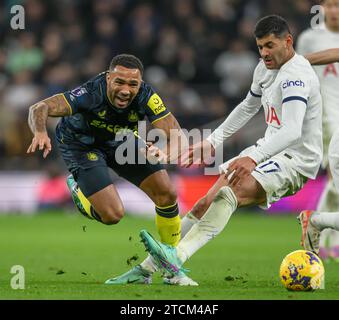 London, Großbritannien. 10. Dezember 2023 - Tottenham Hotspur gegen Newcastle United - Premier League - Tottenham Hotspur Stadium. Callum Wilson wird von Cristian Romero angegriffen. Bildnachweis: Mark Pain / Alamy Live News Stockfoto