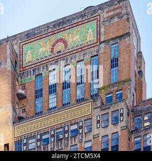 Mesopotamische Fayence Friese schmücken die Krone des Fred F. French Building, einem Art déco-Wahrzeichen an der Fifth Avenue in Manhattan. Stockfoto